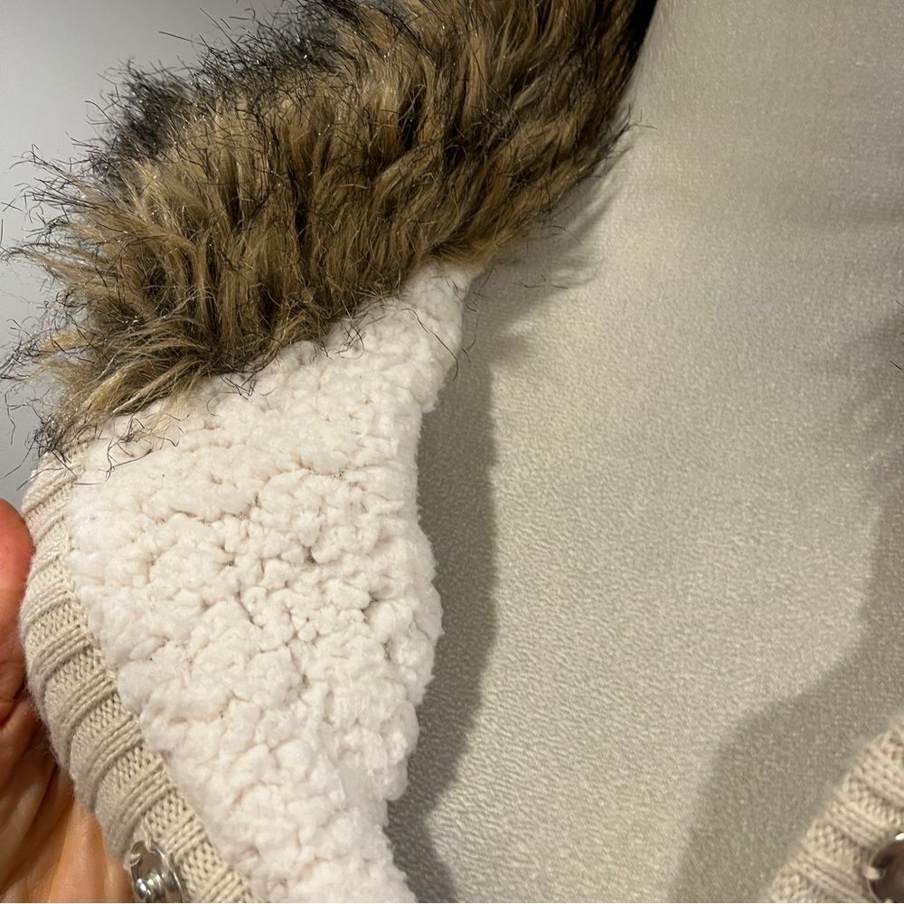 Women's Cream Sweater Vest with Faux Fur Collar size medium - Picture 7 of 14